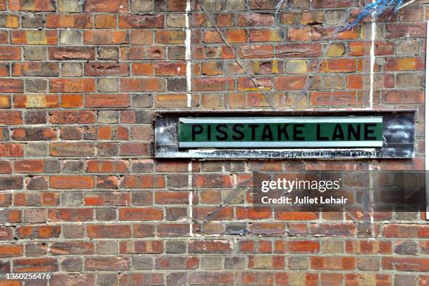 “pisstake lane”, great yarmouth. - símbolo da anarquia imagens e fotografias de stock