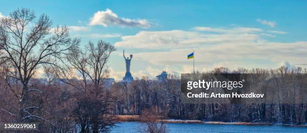 motherland monument in winter landscape - kiev photos et images de collection