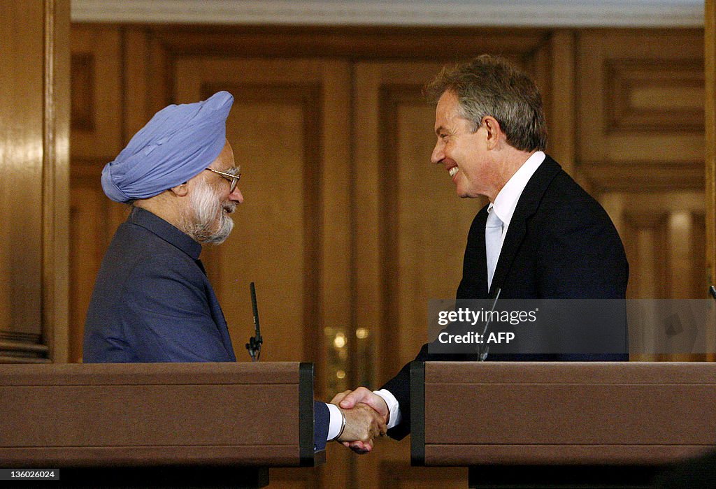 British Prime Minister Tony Blair (R) sh