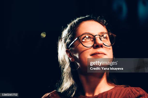 young woman, data engineer in glasses is working late night for future innovative concepts - film filmtechnik stock-fotos und bilder