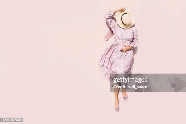 retrato mulher muçulmana de visão de ângulo alto - muslim woman beach - fotografias e filmes do acervo