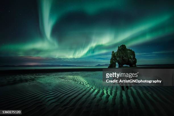 aurora borealis in island, schöne landschaft und aurora borealis über beliebte lage in island hvitserkur. - polarlicht stock-fotos und bilder