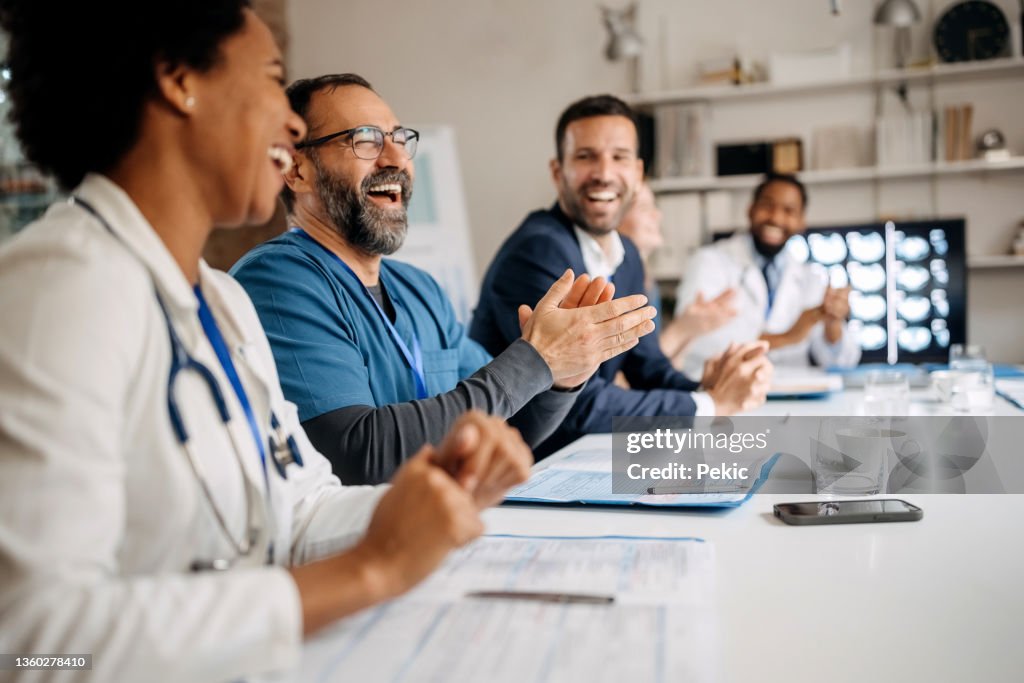 Gruppe von Ärzten applaudiert während des Besuchs des Gesundheitsseminars