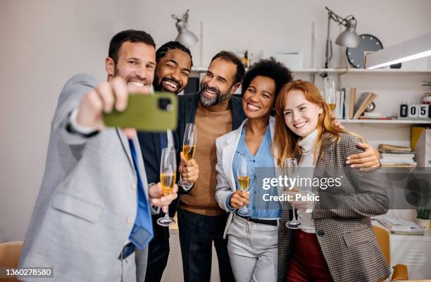 take a selfie - teambuilding stockfoto's en -beelden