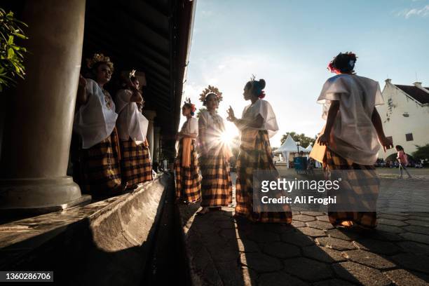 a group of girls preparing for dance performance - makassar stock pictures, royalty-free photos & images