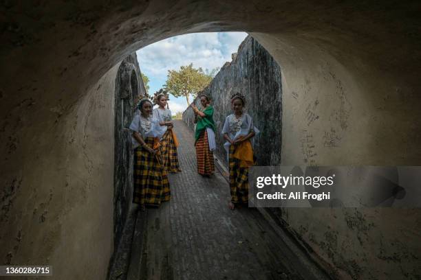 a group of girls  in traditional dress - makassar stock pictures, royalty-free photos & images