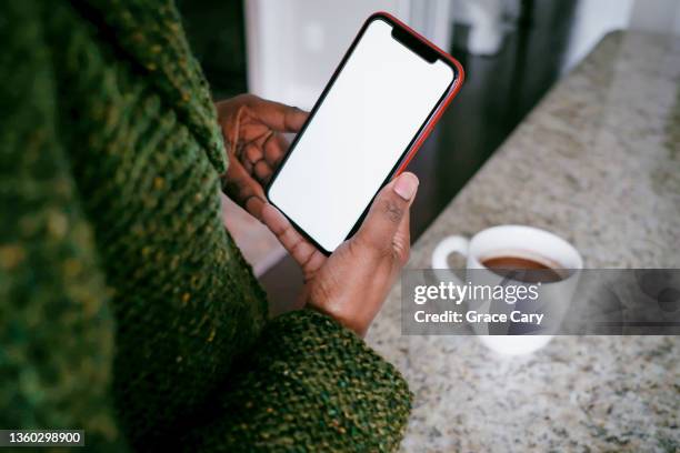 woman holds smart phone with blank screen - women wearing nothing 個照片及圖片檔