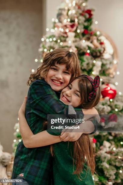 le bonheur, la joie et l’amour sont ce que nous apprécions toujours, surtout pendant noël - young boy and girl in love photos et images de collection