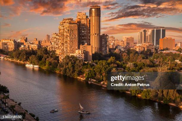 beautiful view of cairo and the nile at dusk. egypt - río del este fotografías e imágenes de stock