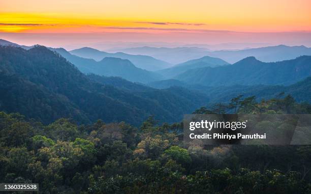 sunset over the mountain range with colorful sky and amazing landscape on doi langka luang 2,031 metres (6,660 ft) at khun chae national park locate in amper. wiangpapao , chaingrai district thailand. - jurásico fotografías e imágenes de stock