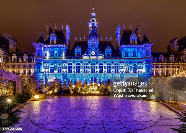 hôtel de ville de paris à noël, paris city hall during christmas - paris christmas stock pictures, royalty-free photos & images