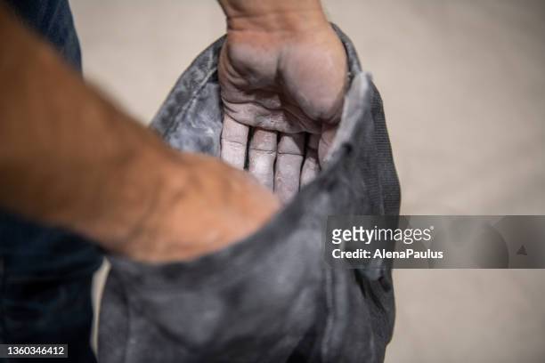 mann klettert indoor hands close up - chalk bag stock-fotos und bilder