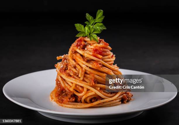 spaghetti bolognese - cris cantón photography stock-fotos und bilder