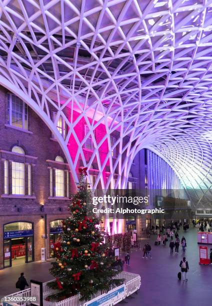 king's cross station concourse - digital signage indoor stock pictures, royalty-free photos & images