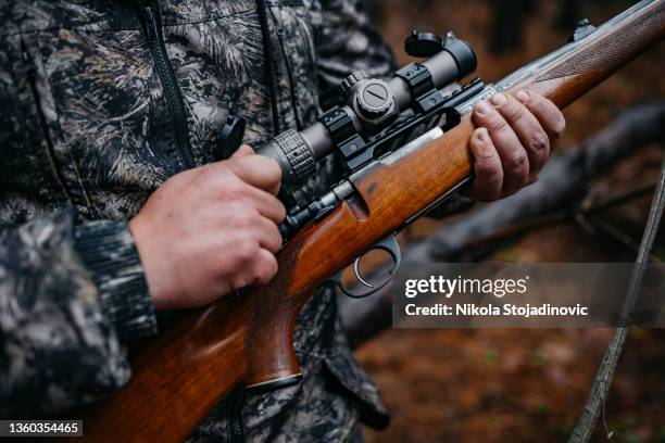 the hunter prepares the rifle - animais caçando imagens e fotografias de stock