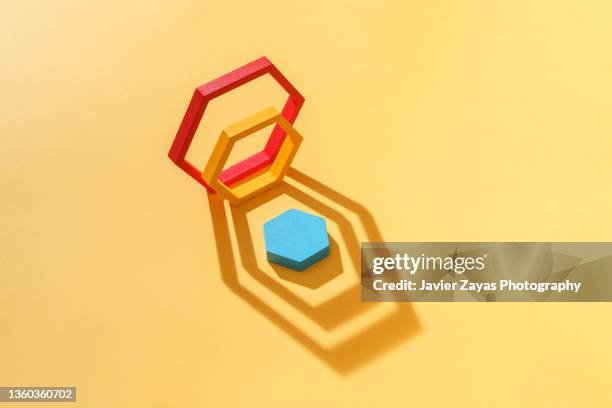 yellow, red and blue hexagons on yellow background - bewaken stockfoto's en -beelden