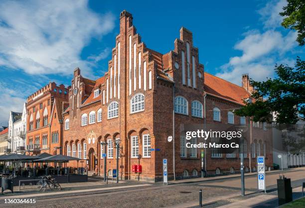 blick auf ein altes wahrzeichen am marktplatz in esbjerg - esbjerg stock-fotos und bilder