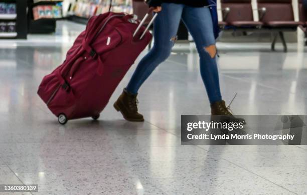 traveller with luggage - morris traveller stock pictures, royalty-free photos & images