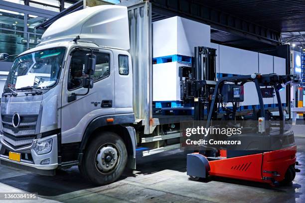 unmanned driving forklift loading and unloading - robot-loading-truck stock pictures, royalty-free photos & images