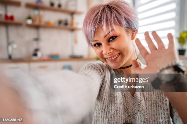 frau, die videoanrufe mit ihren freunden über ein smartphone hat - camera point of view stock-fotos und bilder