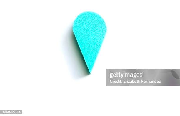 turquoise makeup sponge on white background - drop pin imagens e fotografias de stock