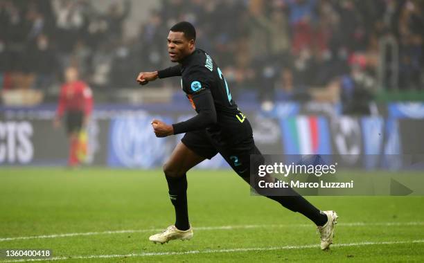 Denzel Dumfries of FC Internazionale celebrates after scoring their side's first goal during the Serie A match between FC Internazionale and Torino...