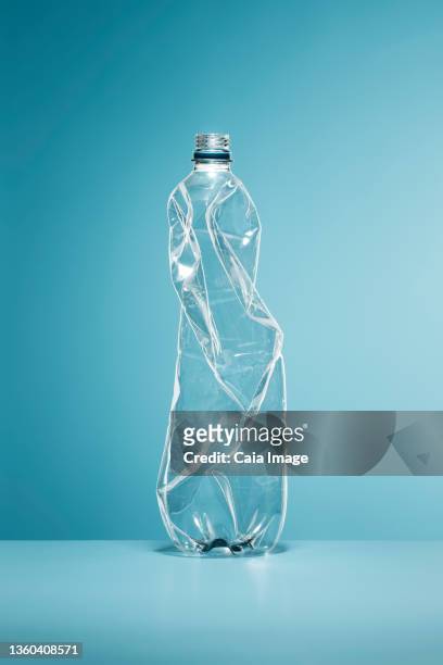 crumpled, empty plastic water bottle - crushed photos et images de collection