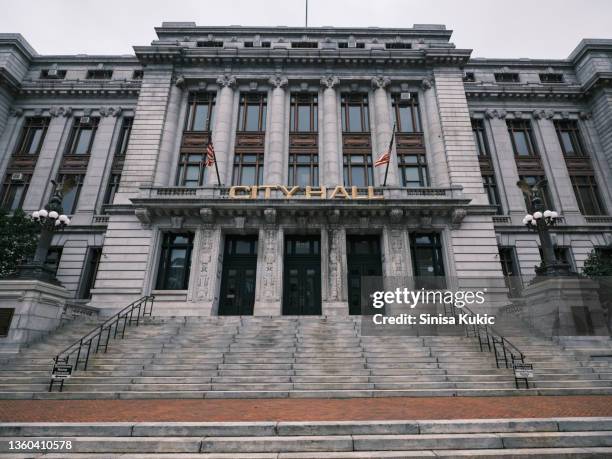 newark city hall - lokales regierungsgebäude stock-fotos und bilder