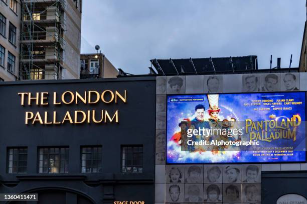 das londoner palladium - british pantomime theater stock-fotos und bilder