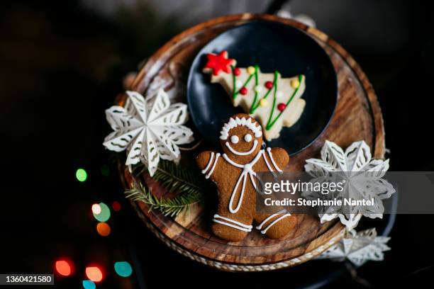 gingerbread coockies - ジンジャーブレッドマン ストックフォトと画像