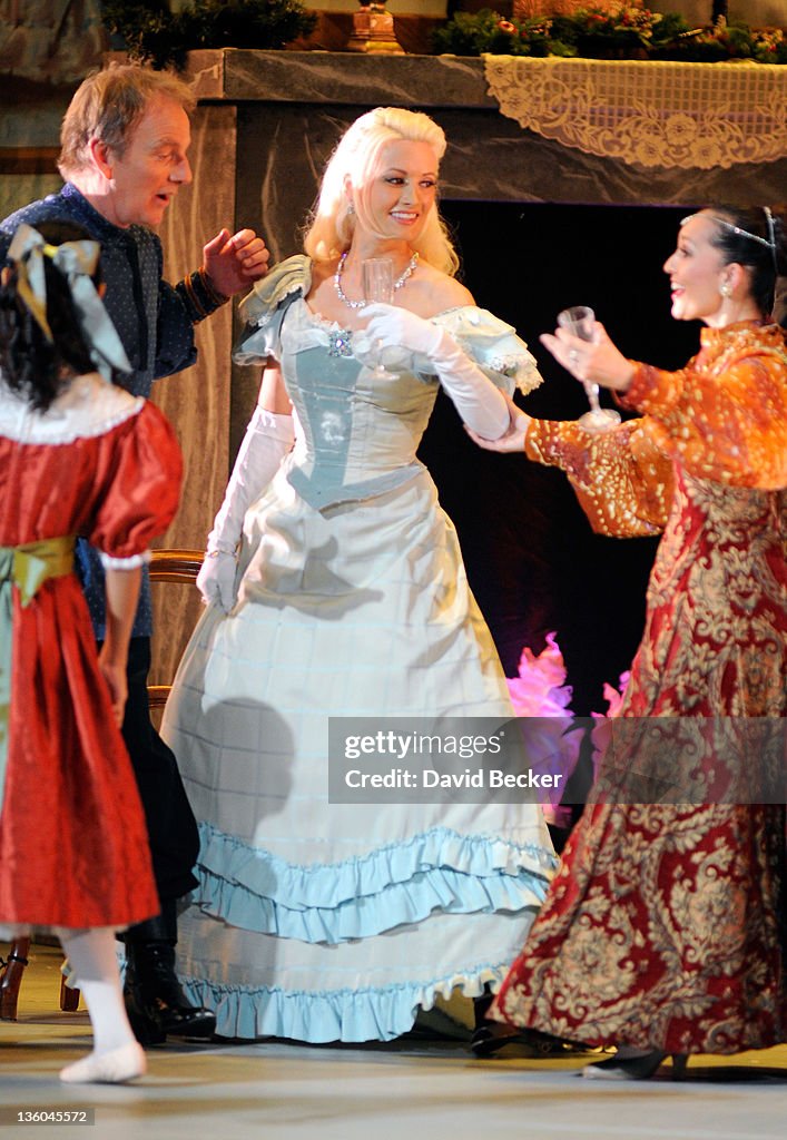 Holly Madison Appears In Nevada Ballet Theatres The Nutcracker
