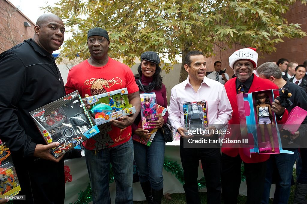 Magic Johnson, Michael Clarke Duncan And Omarosa Join Mayor Villaraigosa for Angel City Christmas