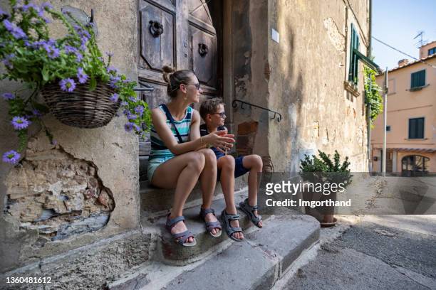 brother and sister sightseeing beautiful italian town - small town imagens e fotografias de stock