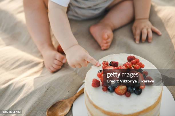1 year old baby smash cake on his first birthday.  baby boy eating birthday cake - smash cake bildbanksfoton och bilder