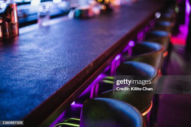 nightclub bar counter with blue and purple neon light - setting the bar foto e immagini stock