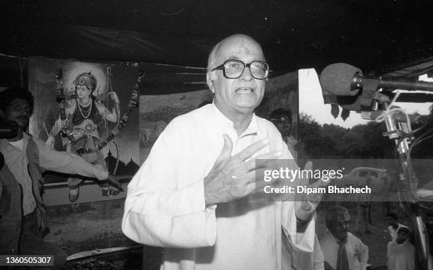 Advani addressing at Dholka town near Ahmedabad during Somnath Ayodhyay Rathyatra on 26th September 1990.