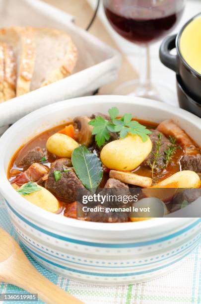 homemade beef burgundy stew - sudderen stockfoto's en -beelden