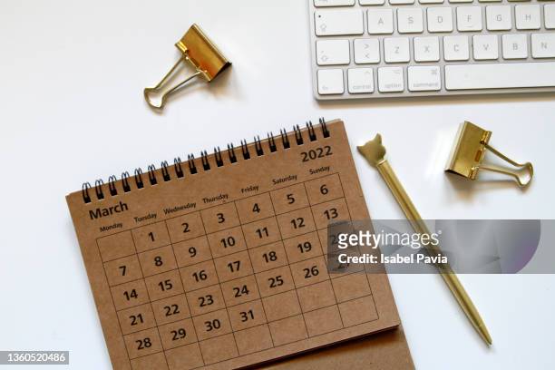 2022 march calendar on desk - mrt project stockfoto's en -beelden