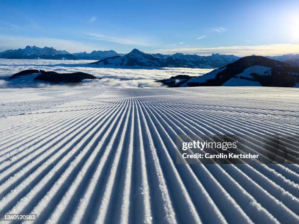 untouched groomed slopes at ski area with panorama mountain view | austria - pista de esquí fotografías e imágenes de stock