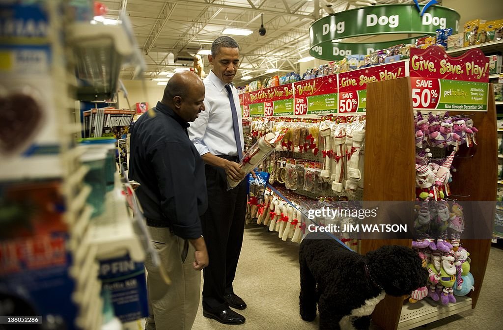 US President Barack Obama (C) speaks wit