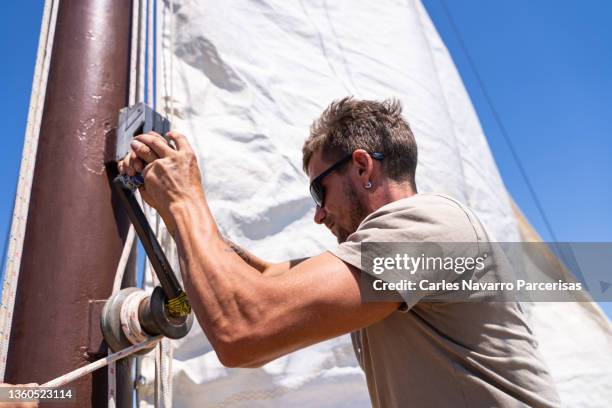 Cranking Rope Crank Photos and Premium High Res Pictures - Getty Images