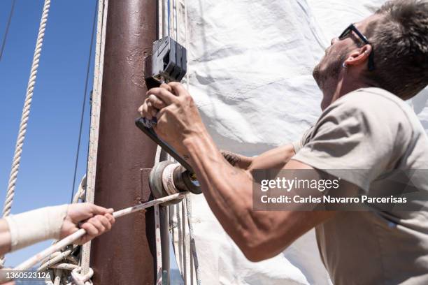 Cranking Rope Man Crank Photos and Premium High Res Pictures - Getty Images