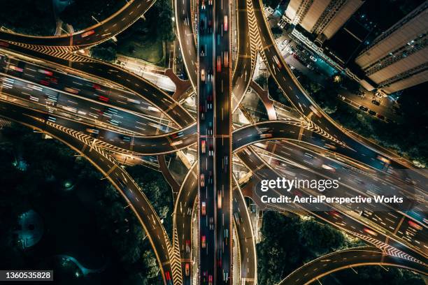 vista del punto de vista del dron del paso elevado y el tráfico de la ciudad por la noche - carretera elevada fotografías e imágenes de stock