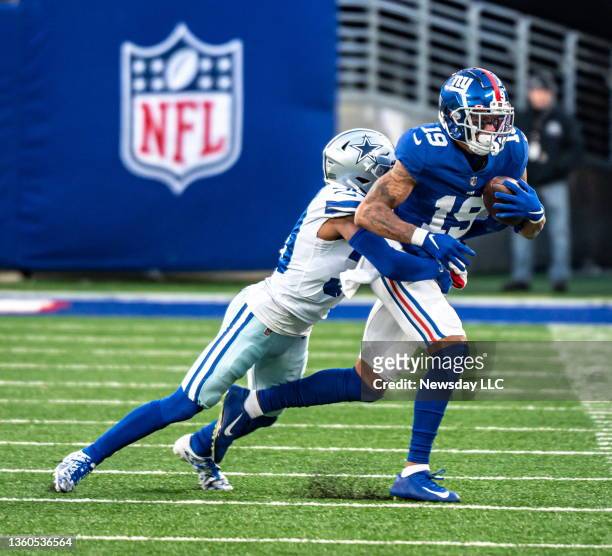East Rutherford, N.J.: New York Giants' #19 Kenny Golladay making a catch against the Dallas Cowboys' Anthony Brown in the 4th quarter at MetLife...