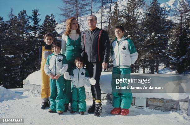 Le Shah d'Iran avec sa femme Farah Diba et leurs enfants (de gauche à droite : Farahnaz Pahlavi , Ali Reza Pahlavi , Leila Pahlavi et Reza Pahlavi ,...