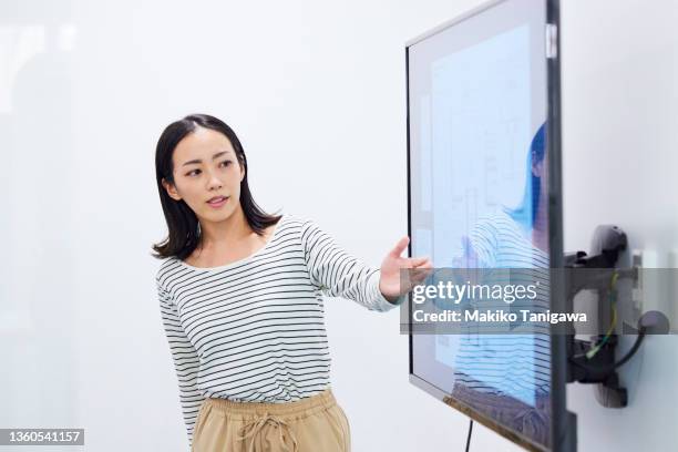 woman in robotics - explaining ストックフォトと画像