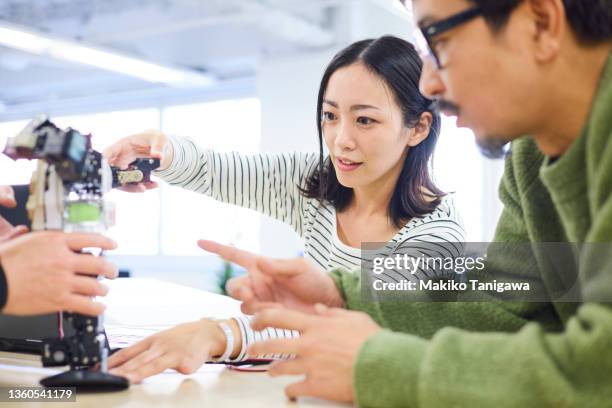 robotics research and development team having a meeting - mens en machine stockfoto's en -beelden