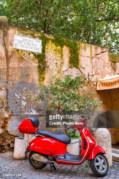ein charakteristischer vespa-roller, der in einer gasse von trastevere im historischen herzen roms geparkt ist - trastevere stock-fotos und bilder