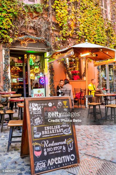 ein schönes restaurant mit vertikalem garten im stadtteil trastevere im herzen von rom - stadt personen rom herbst stock-fotos und bilder
