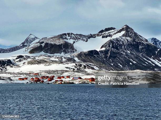 esperanza research base - península antártica fotografías e imágenes de stock